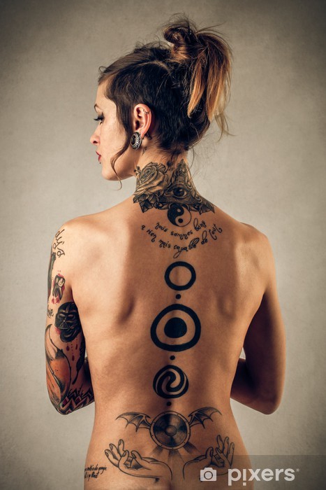 flicka naken tatuering
