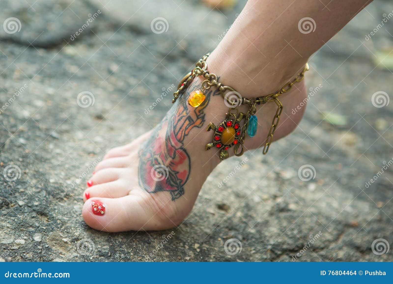 kvinnors fötter knubbiga