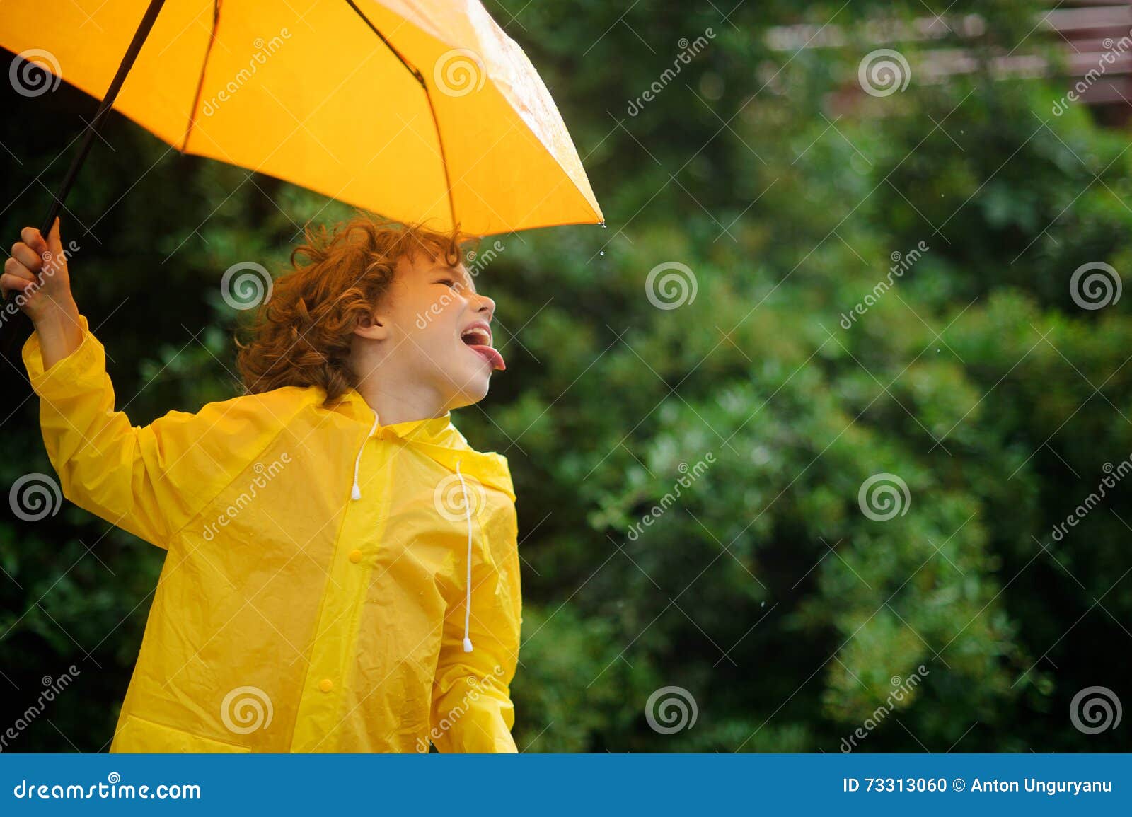 flicka regnrock pojke