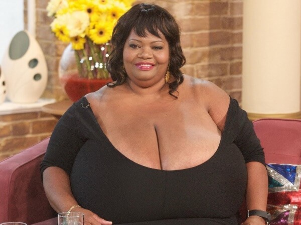 kvinna enorma bröst