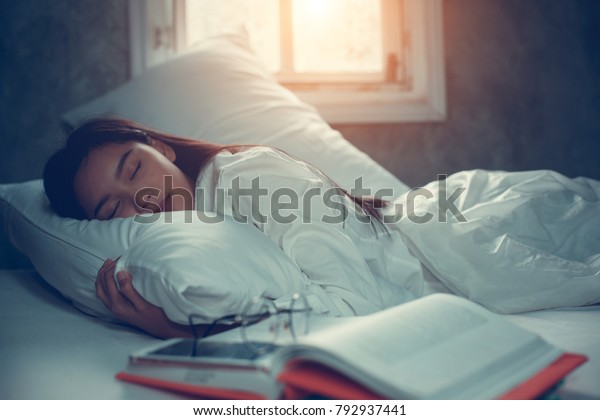 asiatisk tonåring säng