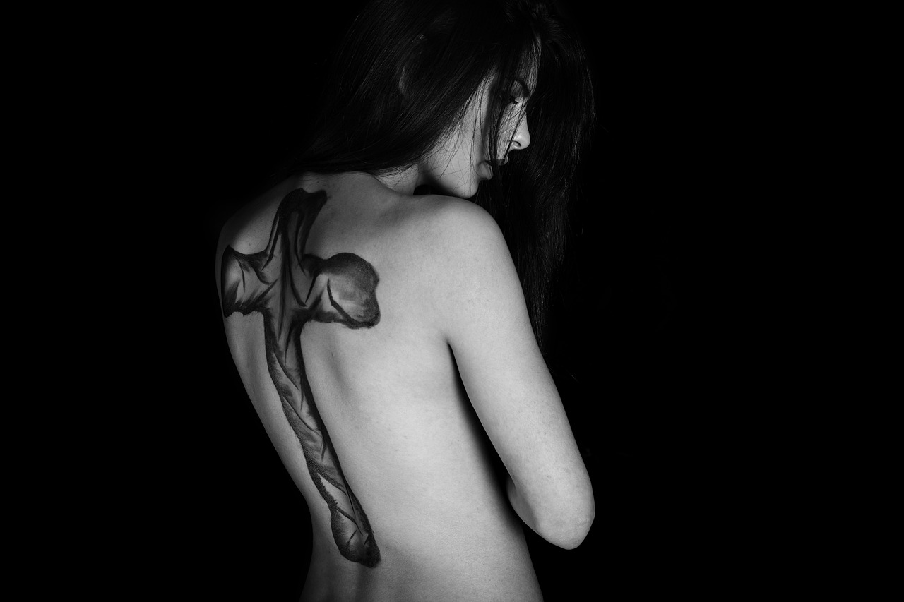 flicka naken tatuering