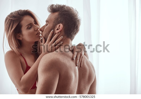 som kysser människor nakna