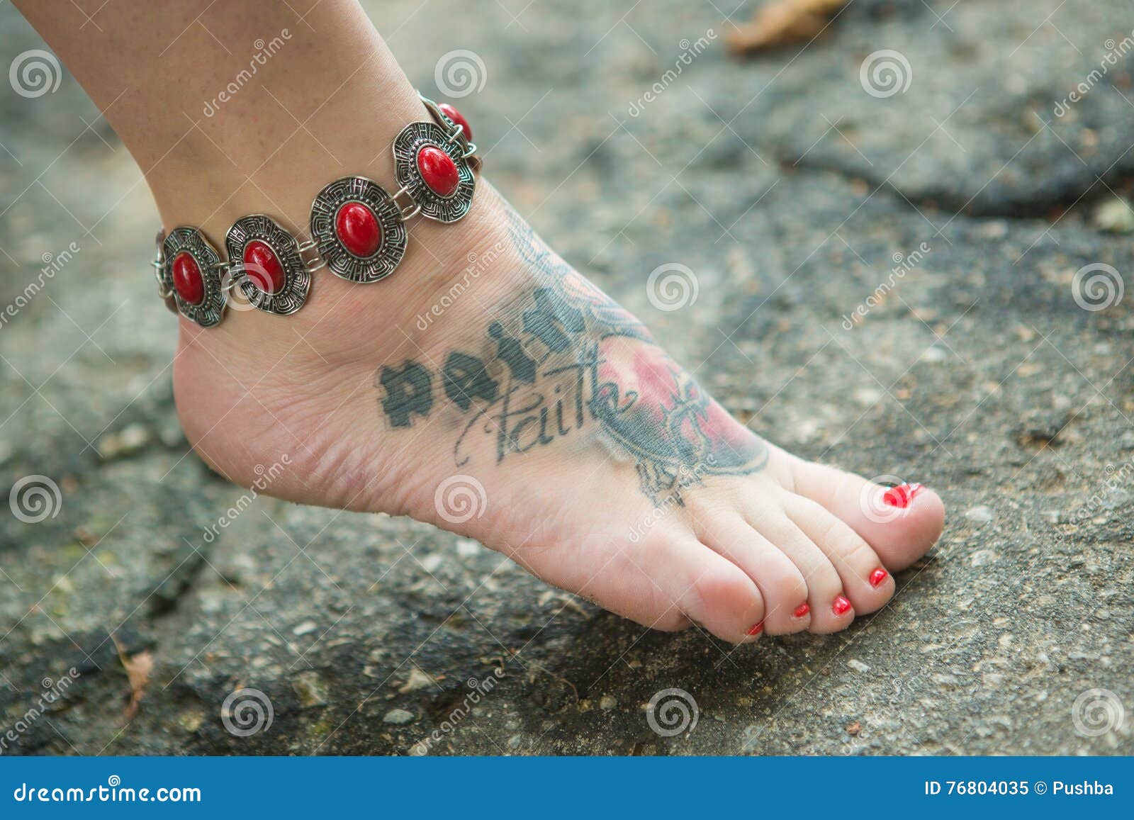 kvinnors fötter knubbiga