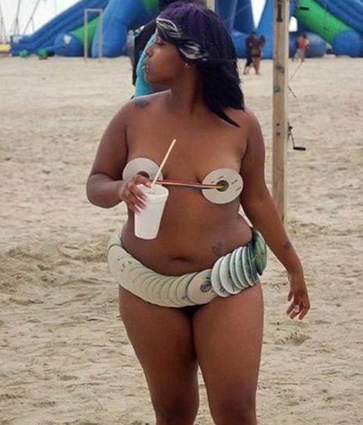 Trevliga kvinnor med stora tuttar är topless på stranden