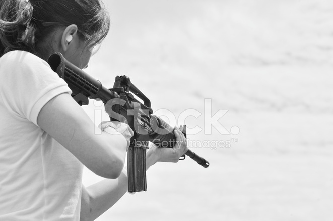 pistol kvinna pekar
