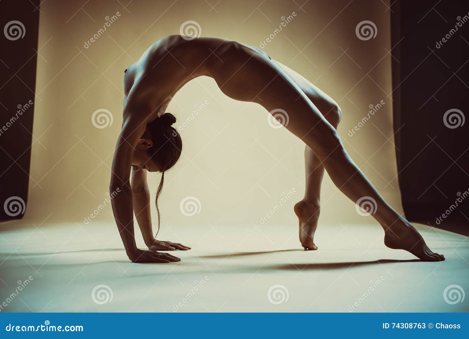 kvinna naken gymnastik med