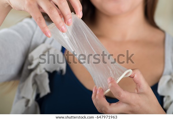 håller kondom flicka