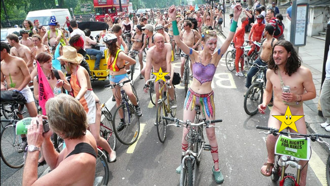 kvinnor cyklister nakna